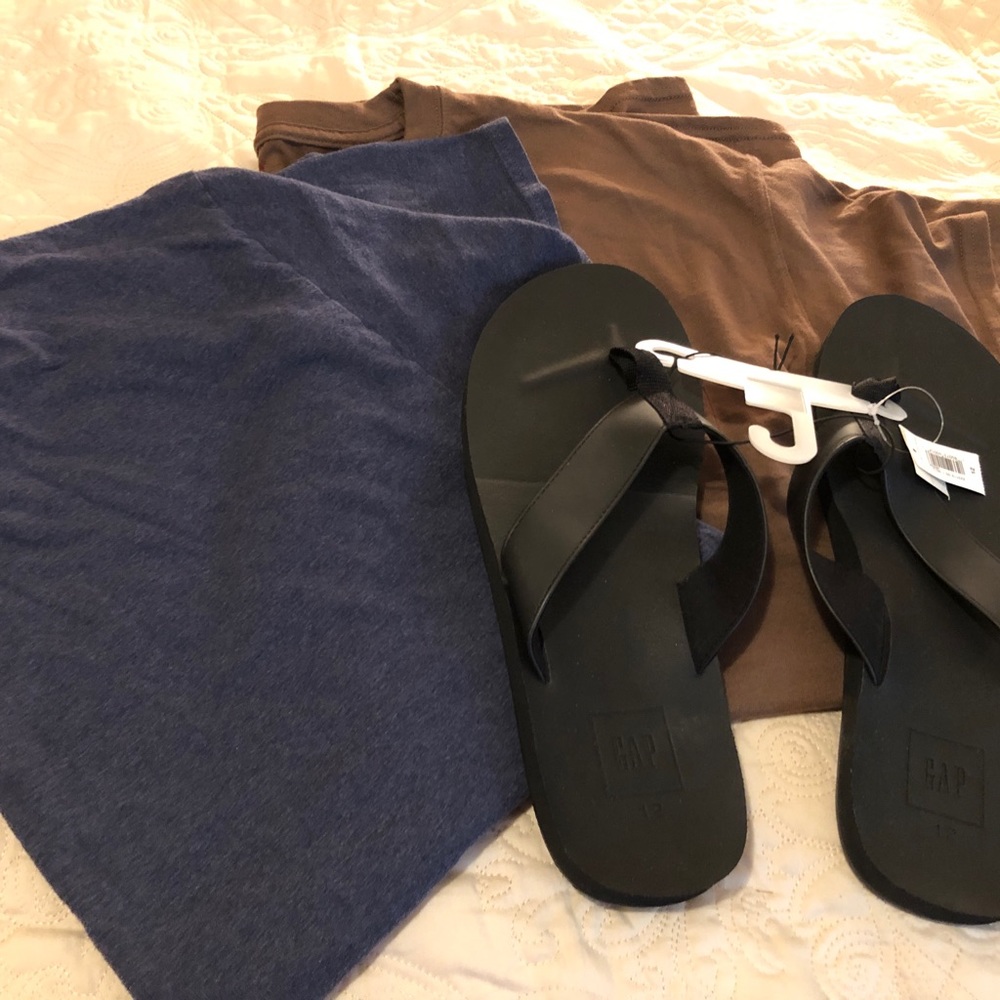 Bundle of 3 items 2 Hanes XL t shirts & 1 pair NWT Gap flip flops size 12